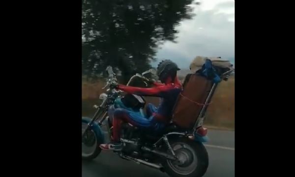 Otoban'da Örümcek Adam...